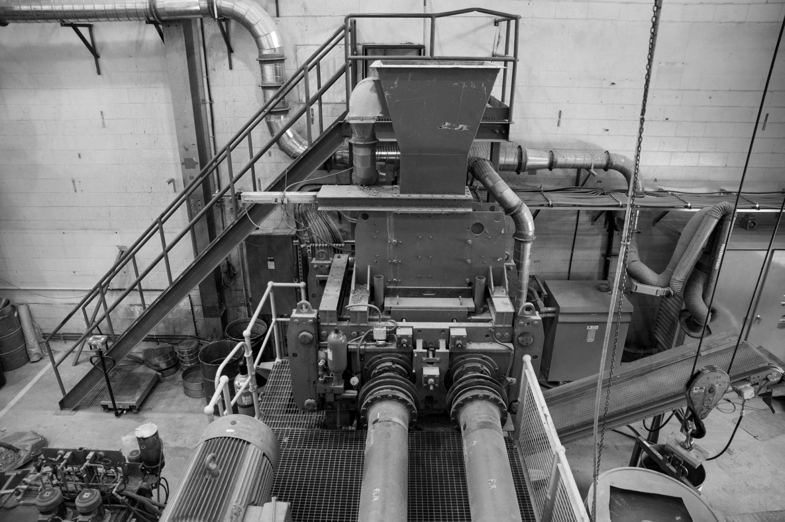Pilot-scale HPGR, black and white